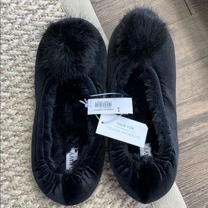 Old Navy black pom pom slippers - Size 8/9 NWT